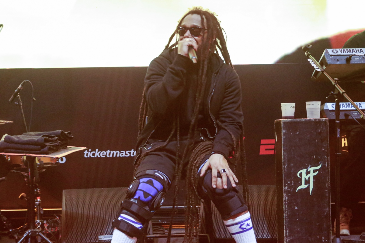 Marcelo Falcão canta sentado após cirurgia