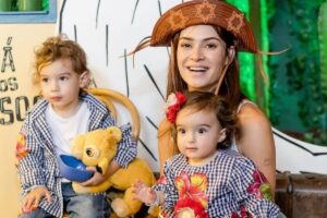 Thaila Ayala e os dois filhos