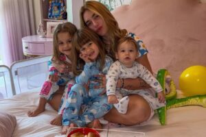 Virginia posa com os três filhos