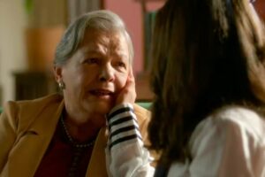 Garota do Momento - Arlete (Bete Mendes) visita Bia (Maisa)