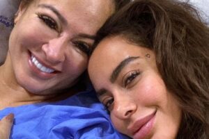 Nadine na cama do hospital com a filha Rafaella Santos