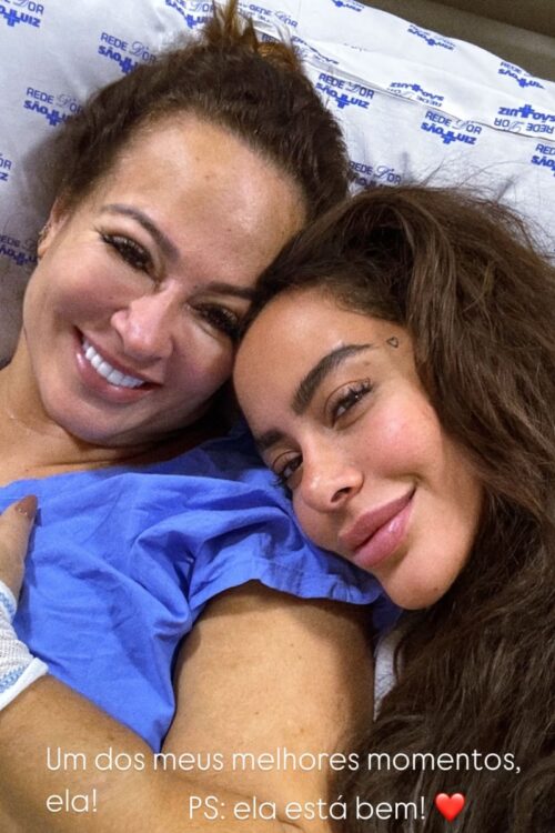 Nadine na cama do hospital com a filha Rafaella Santos