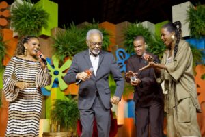 Gilberto Gil dança e canta no Festival Negritudes Globo