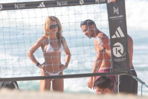 Jade Picon e André Lamoglia na praia da Barra