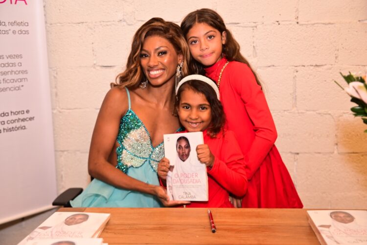 Ex-BBB Tina Calamba e as filhas