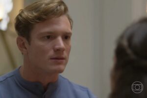 Garota do Momento - Beto (Pedro Novaes) rejeita Bia (Maisa)