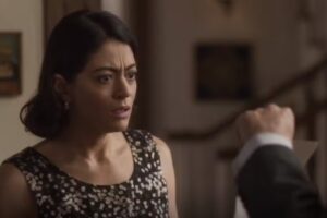 Garota do Momento - Clarice (Carol Castro) recebe intimação