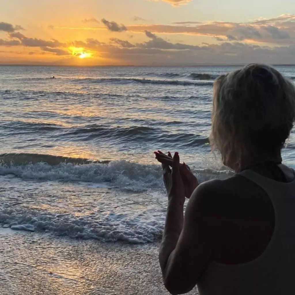Ana Maria Braga diante do nascer do sol