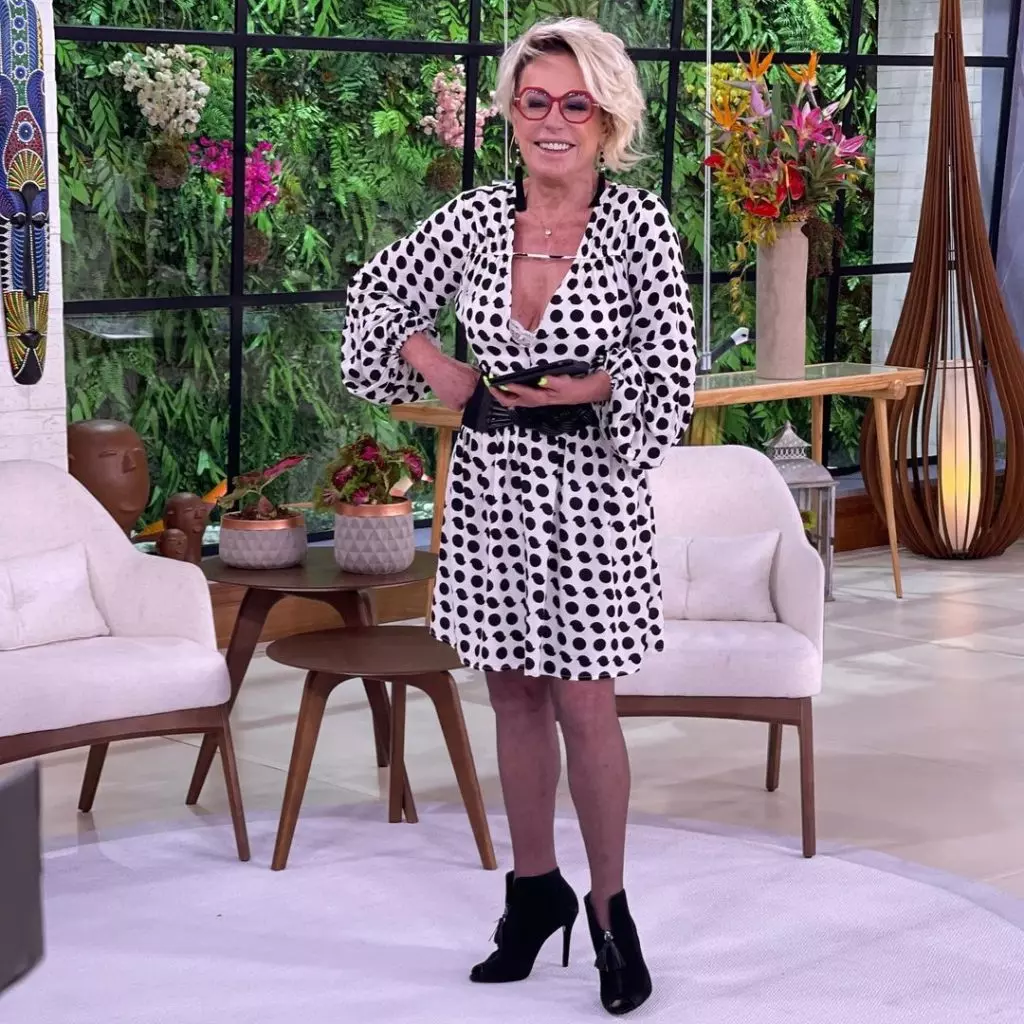 Ana Maria Braga no Mais Você com vestido preto e branco