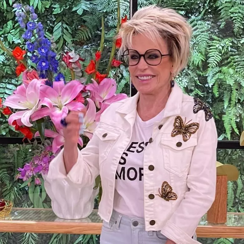Ana Maria Braga segurando uma flor