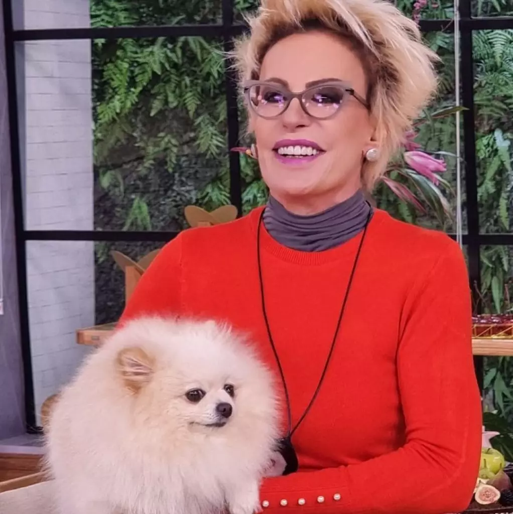 Ana Maria Braga com cachorrinho no colo