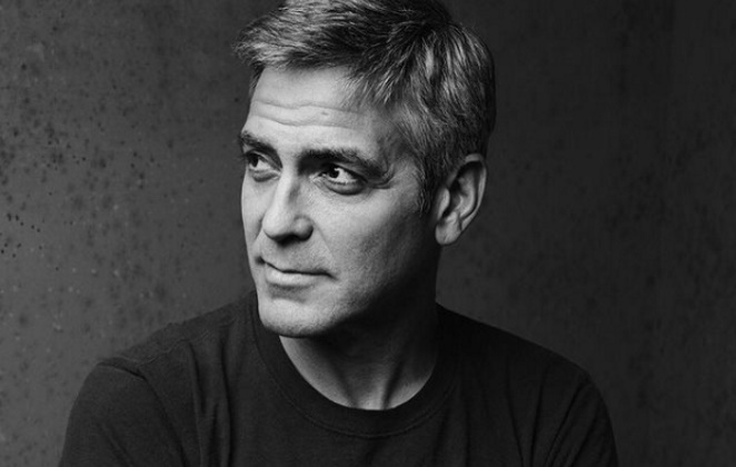 George Clooney foto de perfil em preto e branco