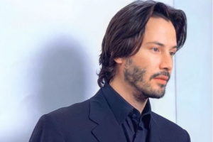 Keanu Reeves de terno
