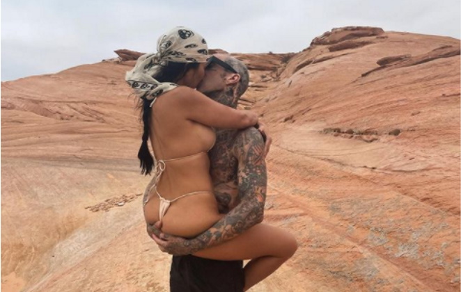 Kourtney Kardashian beija namorado no deserto
