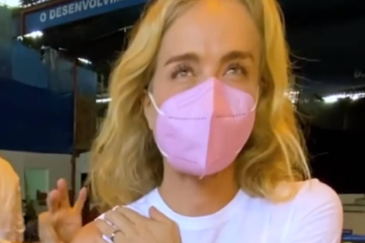 angélica de máscara rosa sendo vacinada contra a covid-19
