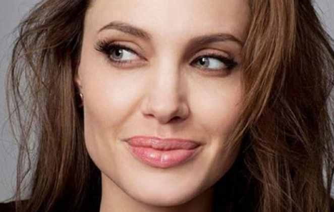 Uma selfie de Angelina Jolie com sorriso no rosto