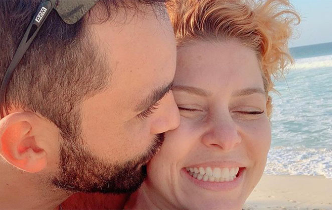 Bárbara Borges ganha beijo no rosto, do novo namorado