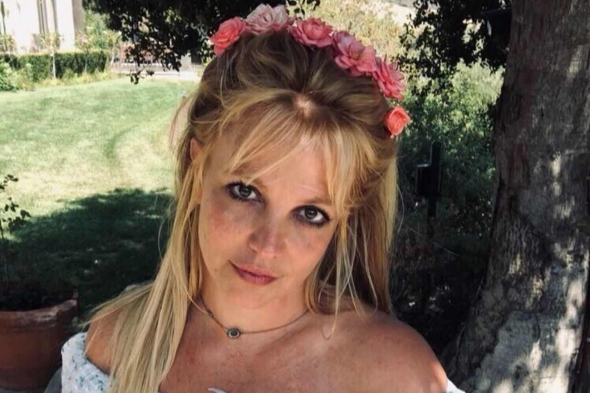 Britney Spears com flores no cabelo