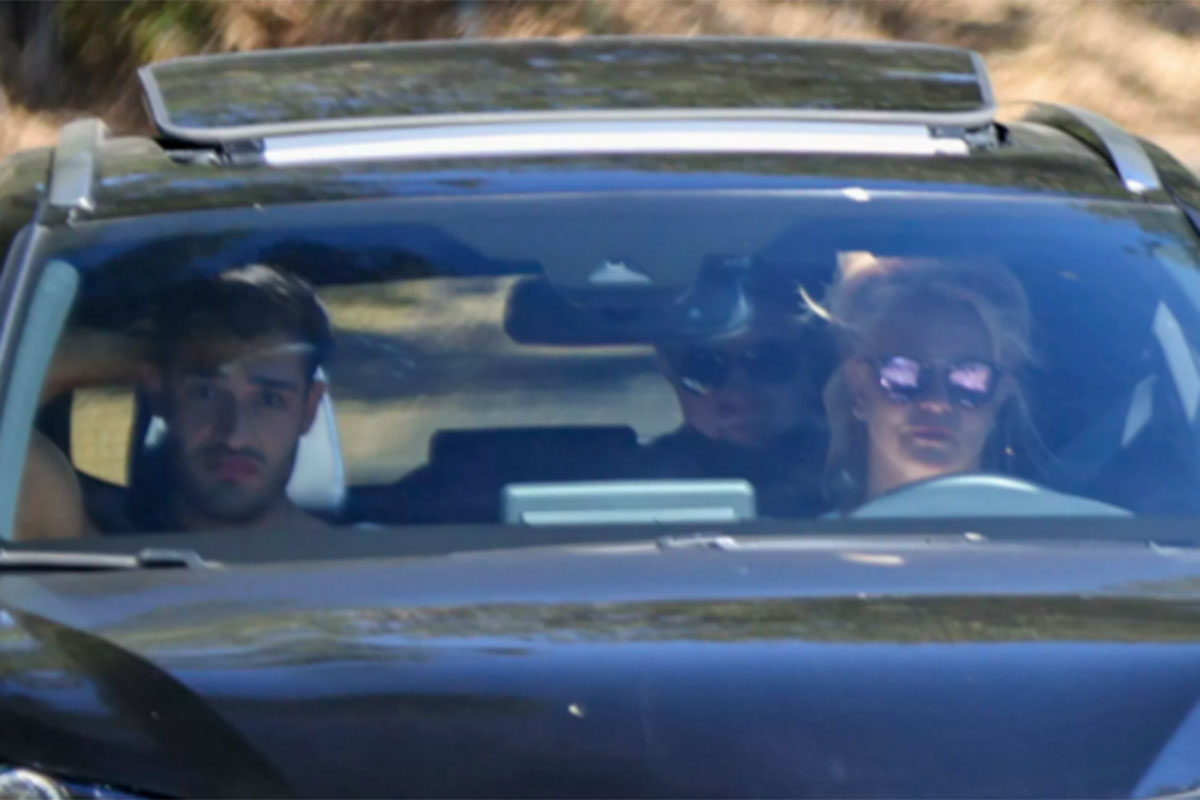 Britney Spears dirige o carro na companhia do namorado