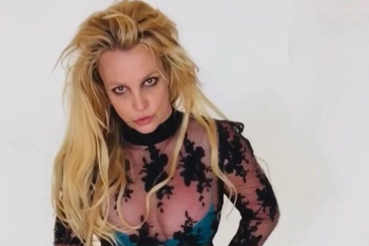 Britney Spears em foto, com olhar cansado e roupa transparente