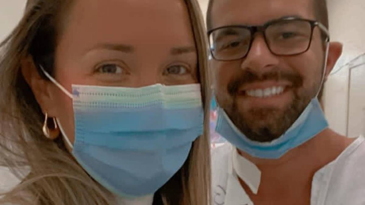 bruno miranda, o borat de amor e sexo, posando com a esposa no hospital e de máscara