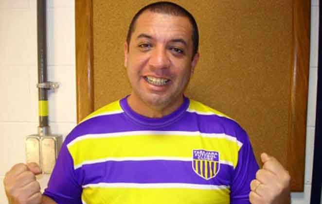 Bussunda sorridente com camiseta do Tabajara Futebol Clube
