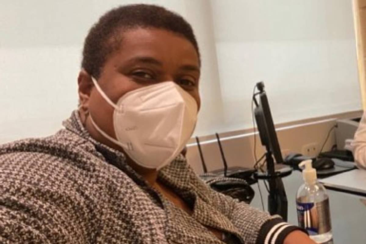 cacau protásio de máscara no médico recebendo vacina da covid-19