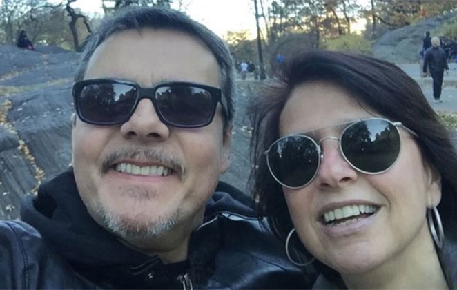 Cassio Gabus Mendes e Lidia Brondi sorridentes com óculos de sol
