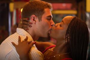 Dona de Mim - Davi (Rafa Vitti) e Leona (Clara Moneke) se beijam