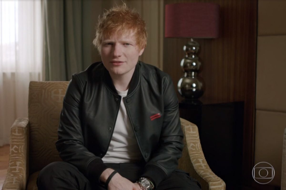 Ed Sheeran sentado em sofá
