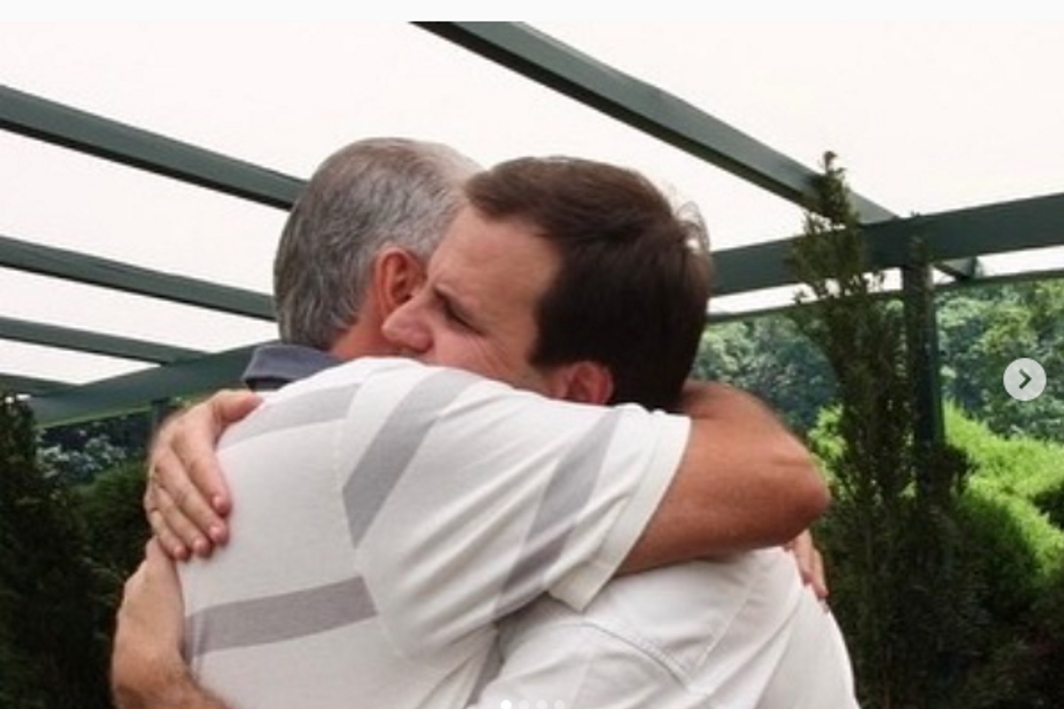 Eduardo Paes abraçado com o pai