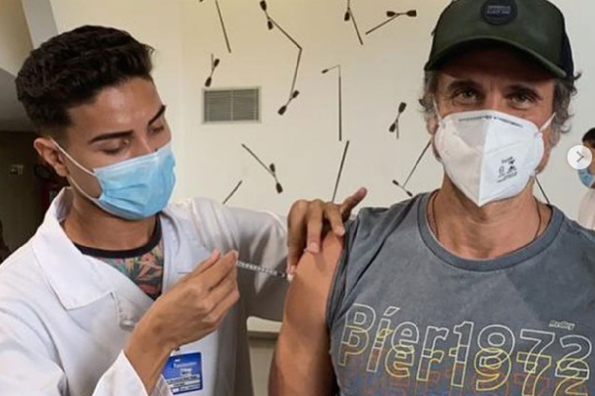 Eriberto Leão recebe vacina contra a Covid-19