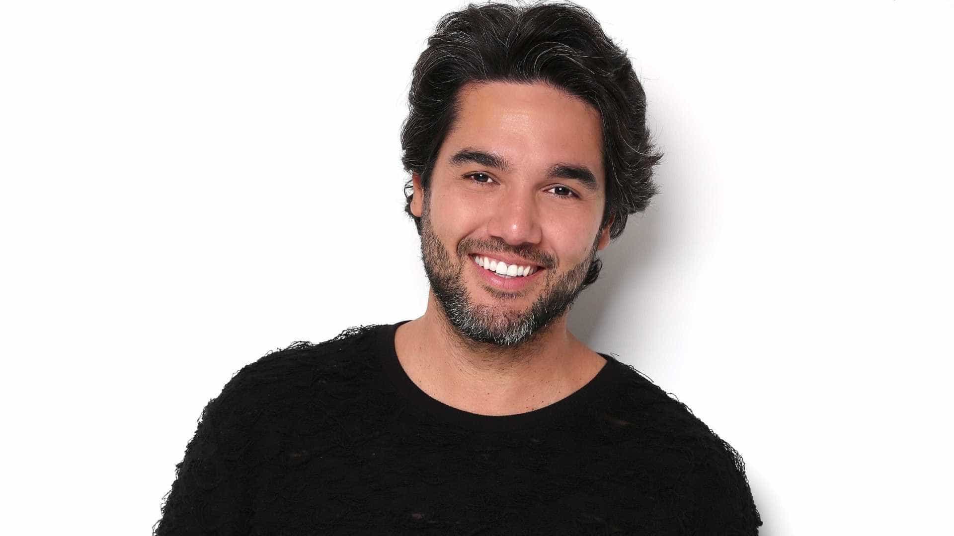 Fernando Sampaio de camiseta preta, sorrindo