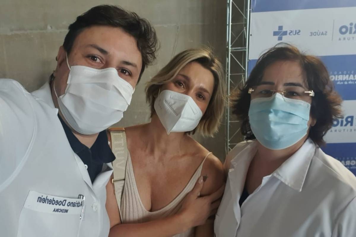 Flávia Alessandra é vacinada na Barra da Tijuca