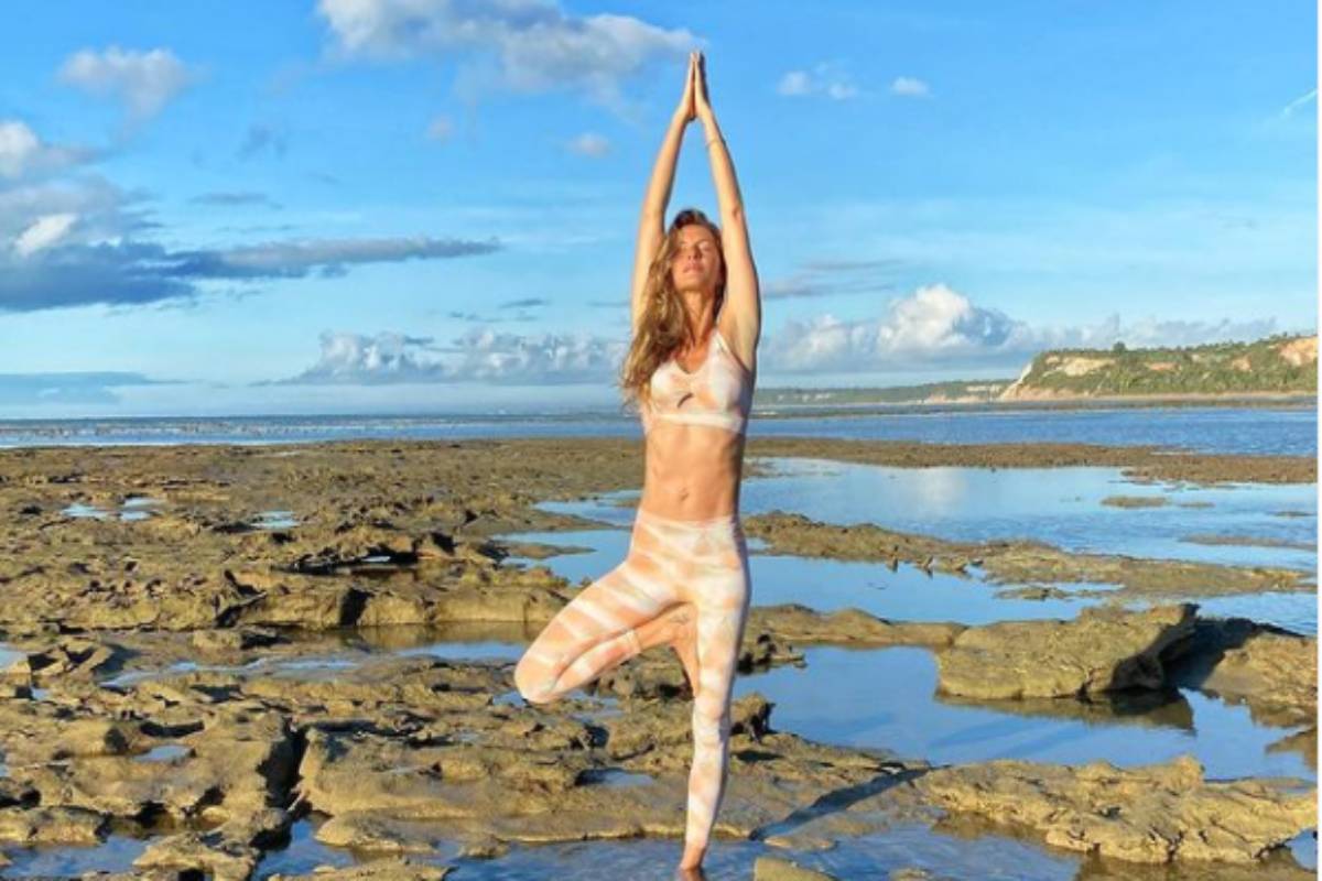 gisele bündchen pratica yoga na praia