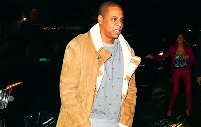 Jay-Z de jaqueta amarela