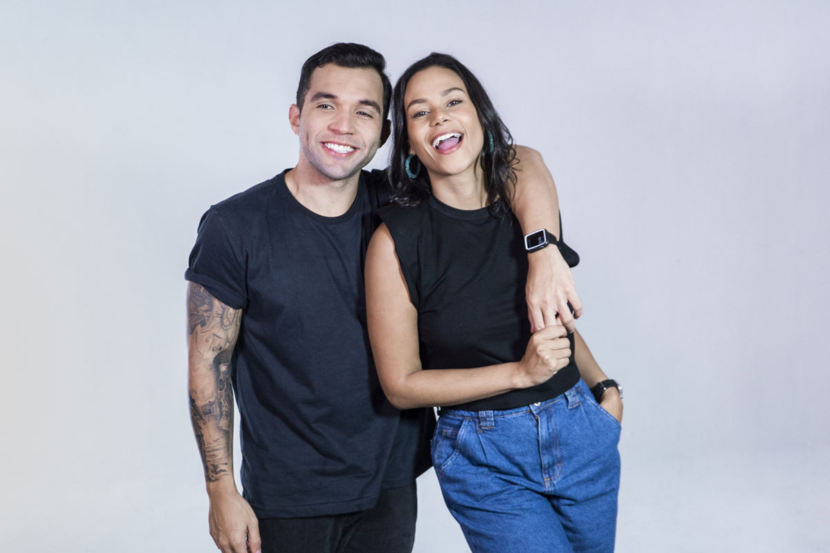 Retrato de Jonathan Costa e Carolina Santos sorrindo, abraçados