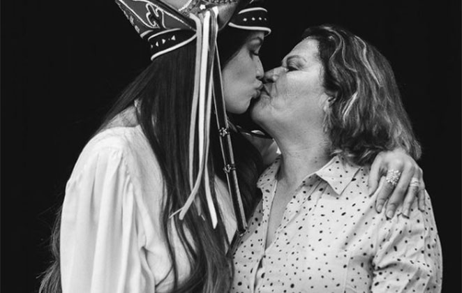 Juliette beija a mãe em foto preto e branco
