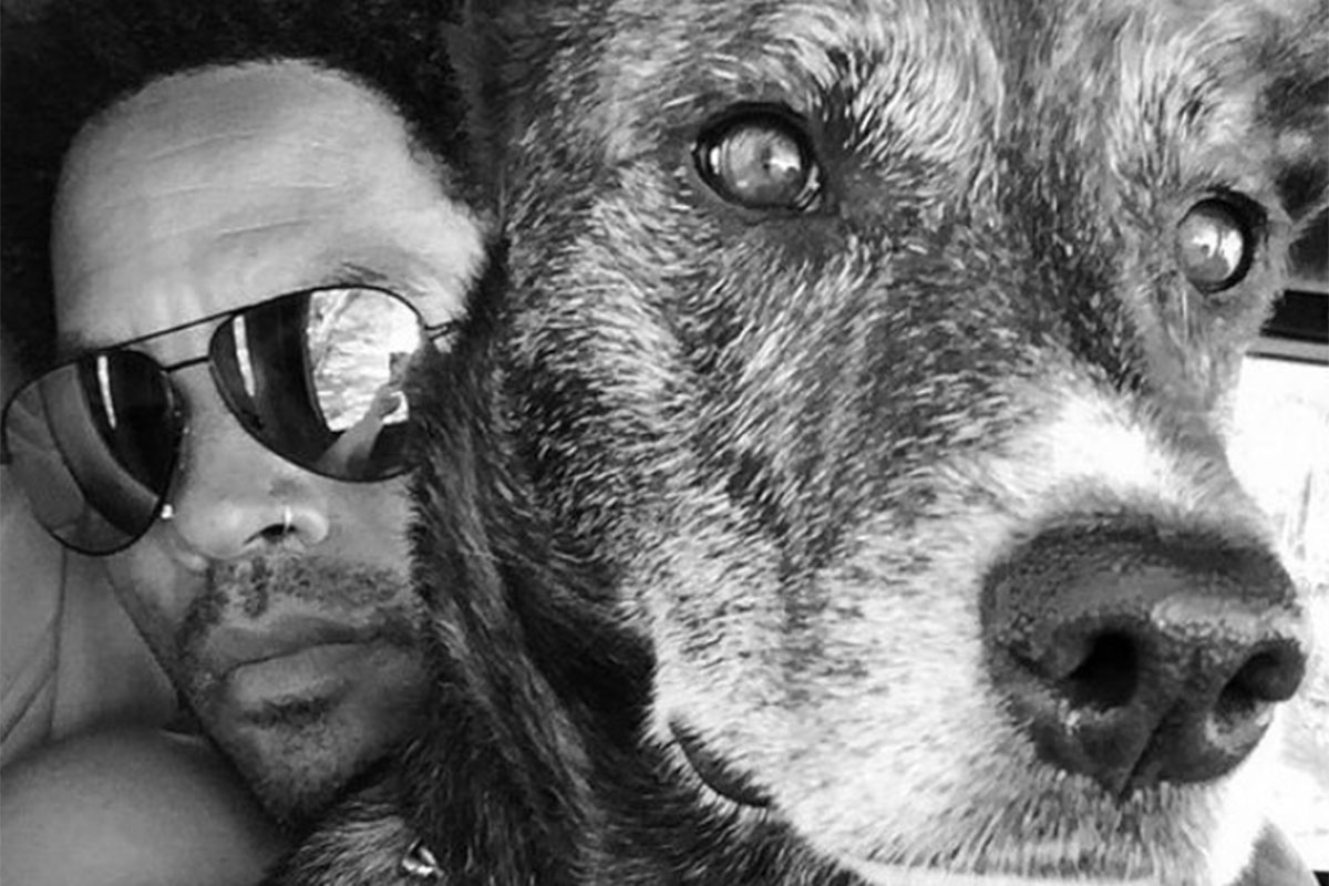 Lenny Kravitz abraçado ao seu cão, Leroy Brown