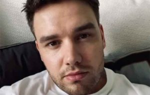 Liam Payne de camiseta branca