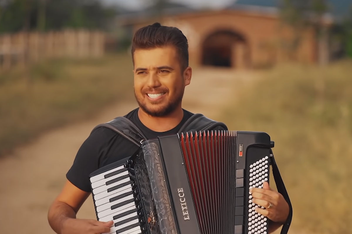 Retrato de Luan Estilizado em videoclipe tocando sanfona
