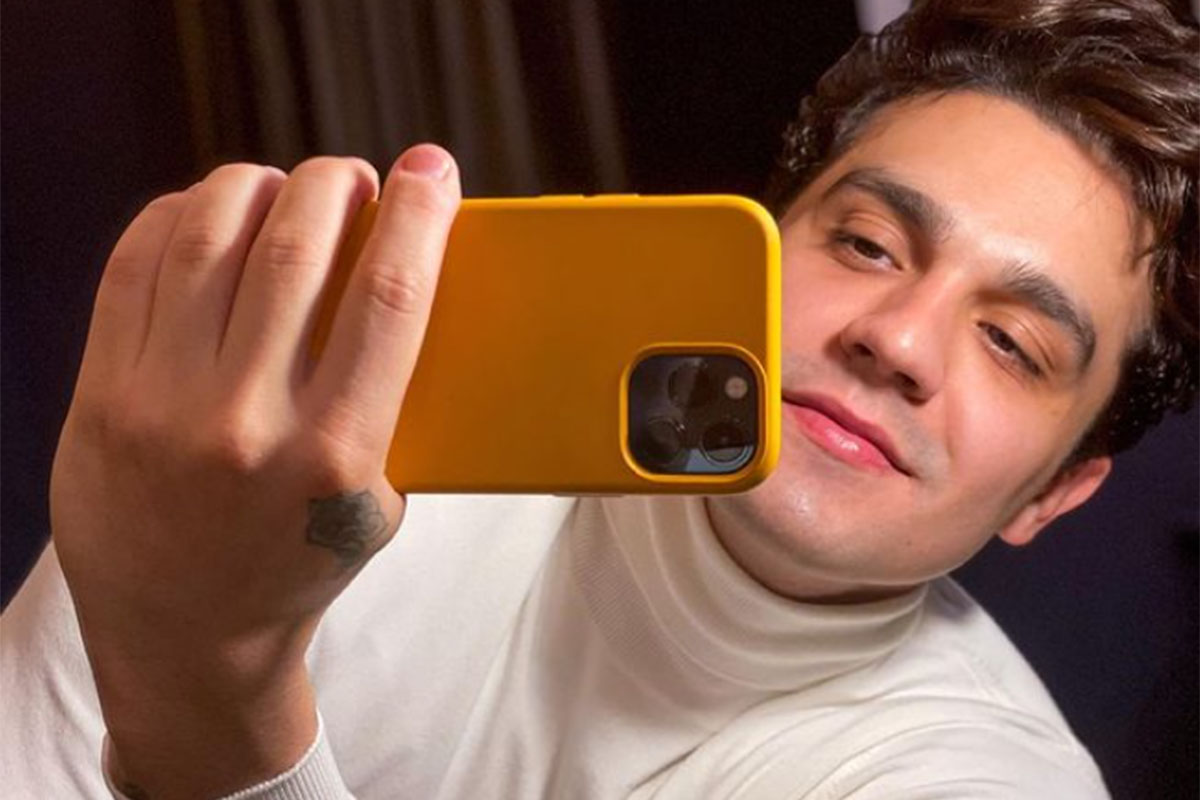 Luan Santana faz selfie com celular amarelo