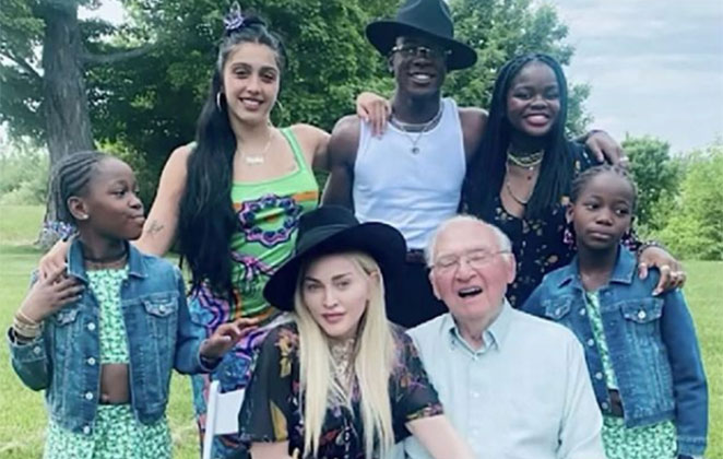 Madonna posa com o pai e os filhos no Father's Day