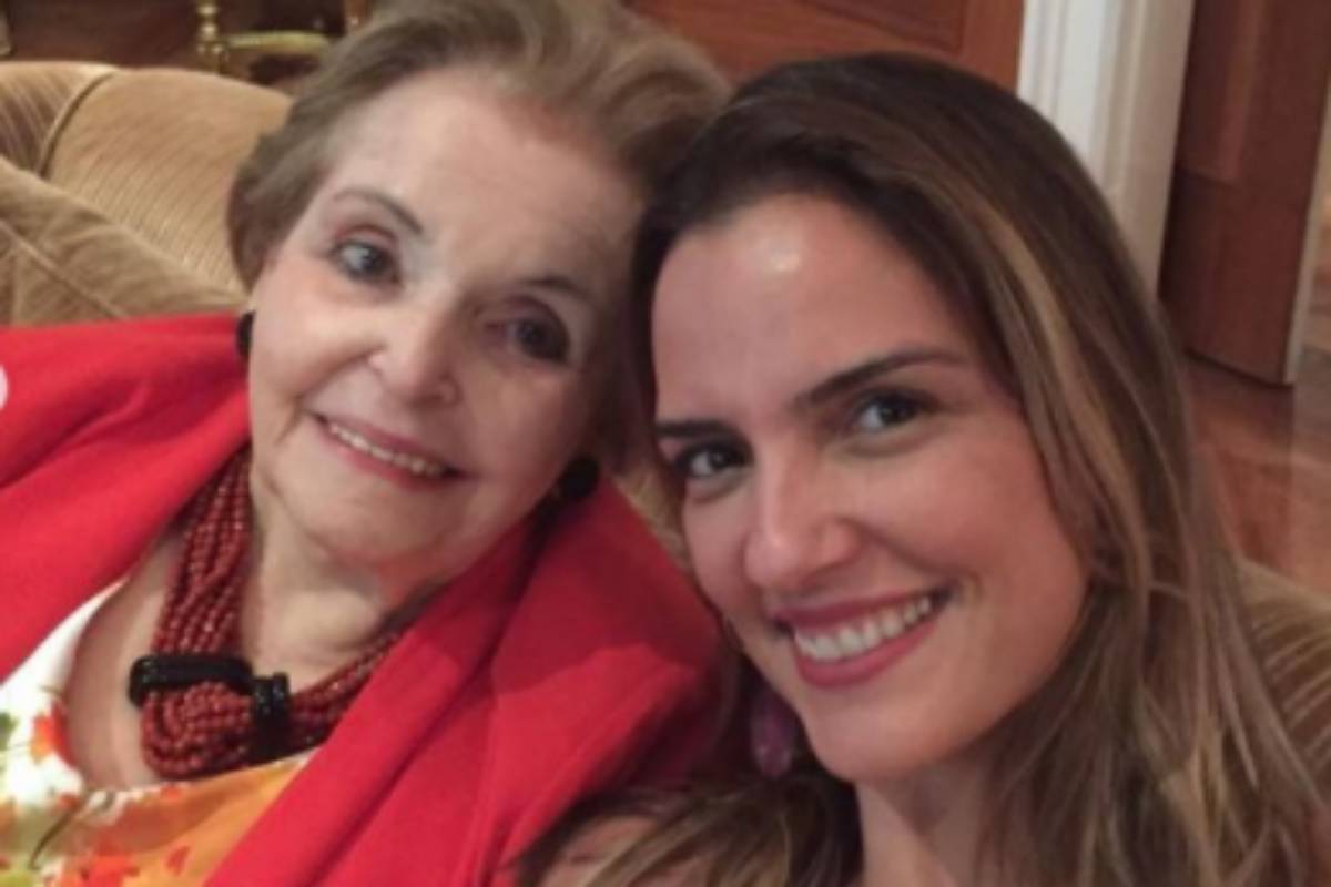 mulher de faustão, luciana cardoso, com a sogra, Dona Cordélia Moraes Correa Silva, no sofá
