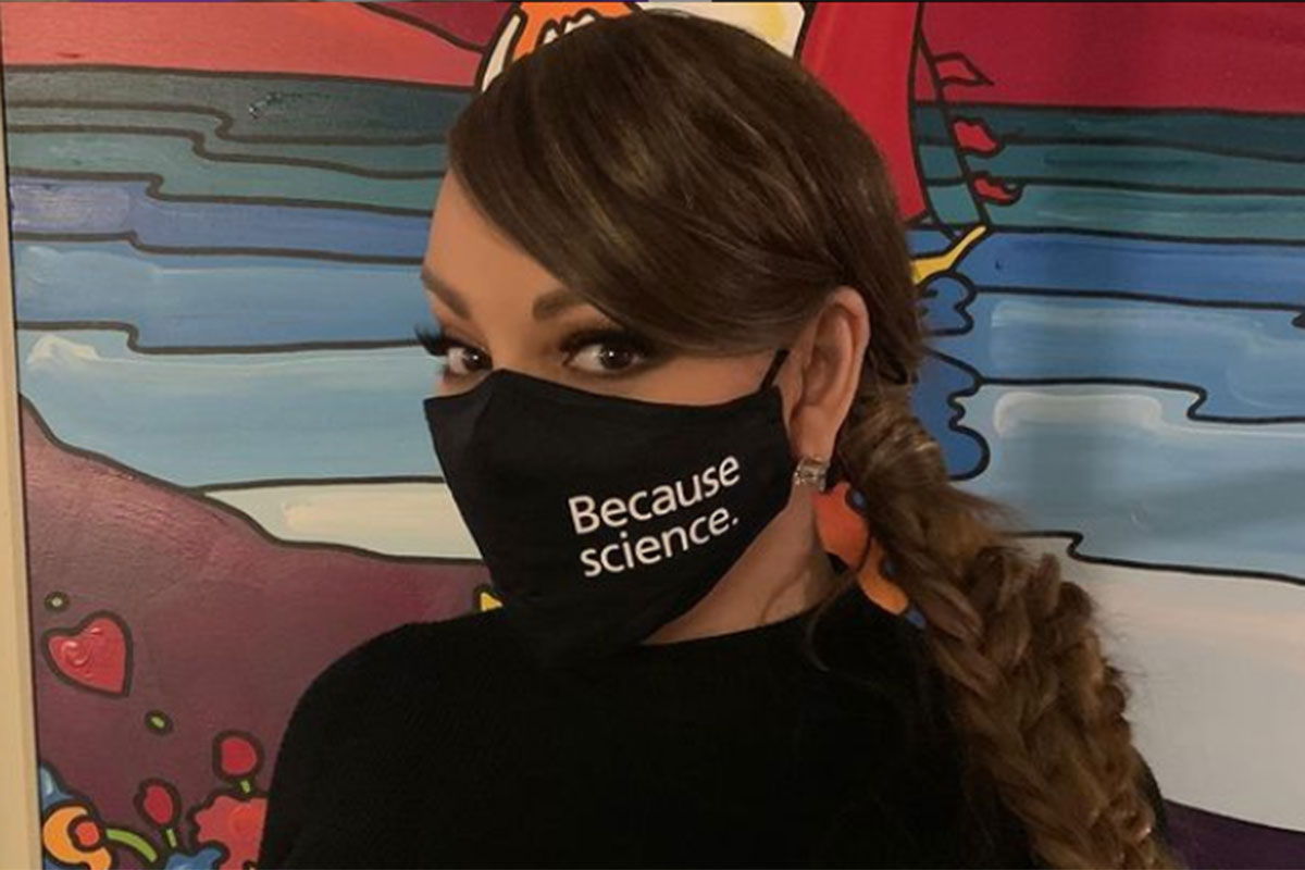 Mariah Carey com trança no cabelo e máscara