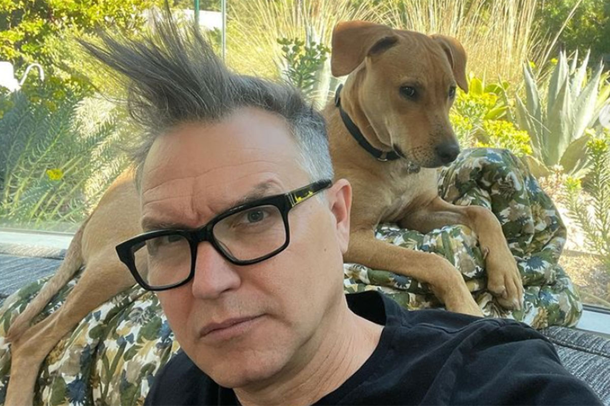 Mark Hoppus de óculos, faz selfie com seu cachorro