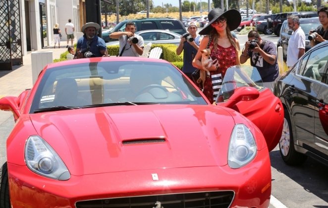 A Ferrari vermelha de Paris Hilton