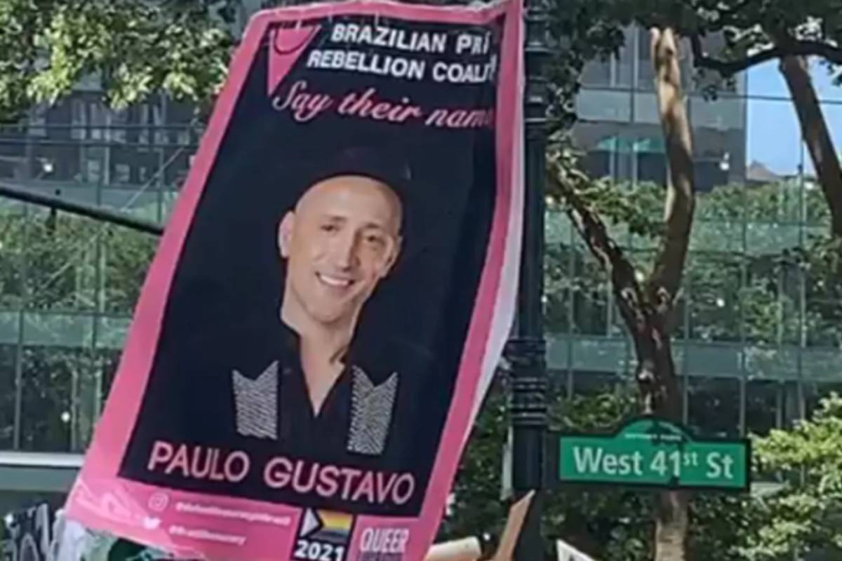 foto do cartaz em homenagem a paulo gustavo na parada gay de NY