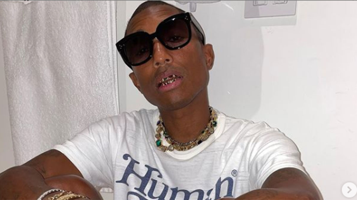 Pharrell Williams mostra joias nos dentes em foto