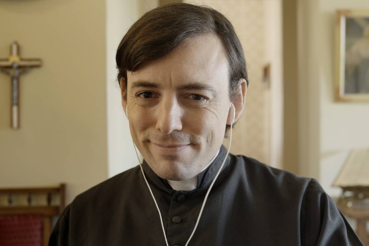 rafael pimenta atuando como padre esteves na série confessionário online